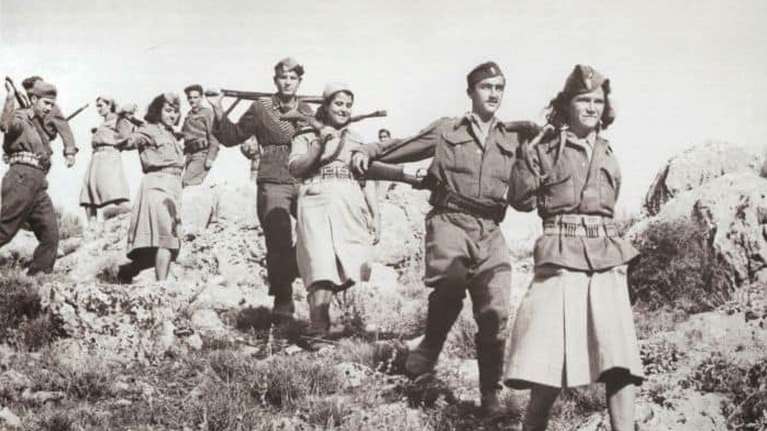 28η Οκτωβρίου: Η φωτογραφία με τους αντάρτες του ΕΛΑΣ που άναψε φωτιές- Αγρια κόντρα Αδωνι- Νίκου Παππά