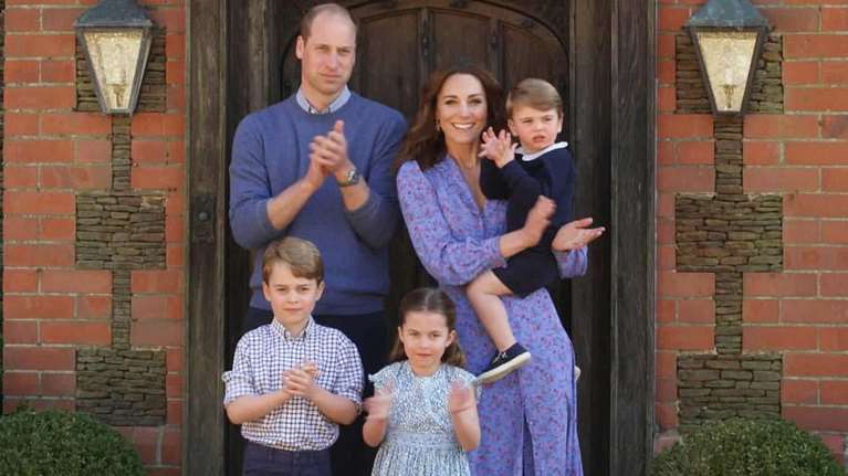 Πανικός με το απίθανο φλοράλ φόρεμα της Κέιτ με τις vintage λεπτομέρειες [Εικόνες]