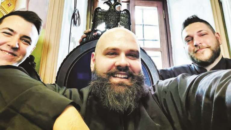 Mιχάλης Tσαβαρής: Ένας ροκάς… ιεροψάλτης που διδάσκει βυζαντινή μουσική [εικόνες]