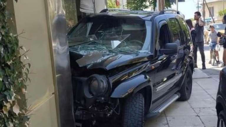 Ηράκλειο: Οδηγός τα έκανε γυαλιά-καρφιά σε κρεοπωλείο - Εισέβαλε με το τζιπ του στο μαγαζί [εικόνες]