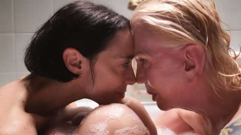 Έλενα Τοπαλίδου: Γυμνή στην μπανιέρα με την Μπέττυ Βακαλίδου [εικόνες]