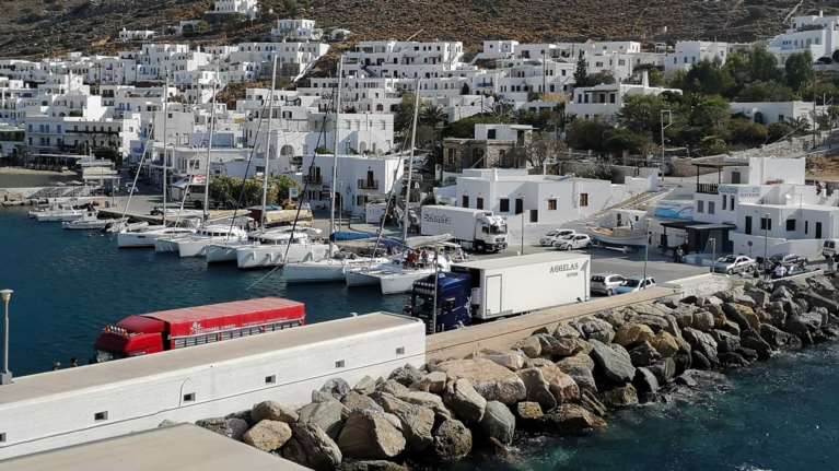 Σίφνος: Τροχαίο ατύχημα στο λιμάνι - Την χτύπησε και την εγκατέλειψε