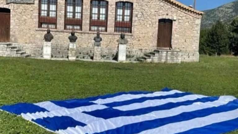 Αντιπεριφερειάρχης τοποθέτησε ελληνική σημαία 12 μέτρων σε προαύλιο στο Σούλι –  Γιατί θα λογοτήσει στη Δικαιοσύνη