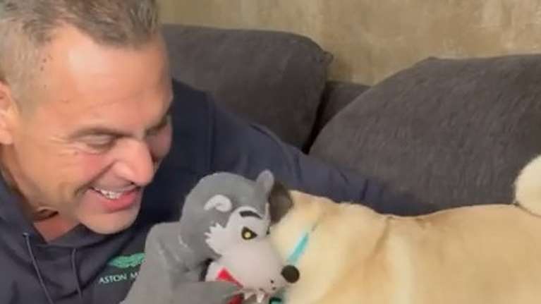 Ο Πάνος Καμμένος παίζει με το σκύλο του και... κοροϊδεύει τον Γιώργο Παπανδρέου [βίντεο]