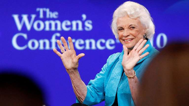 Πέθανε στα 93 της η Σάντρα Ντέι Ο&#39; Κόνορ - Η πρώτη γυναίκα δικαστής του Ανωτάτου Δικαστηρίου των ΗΠΑ