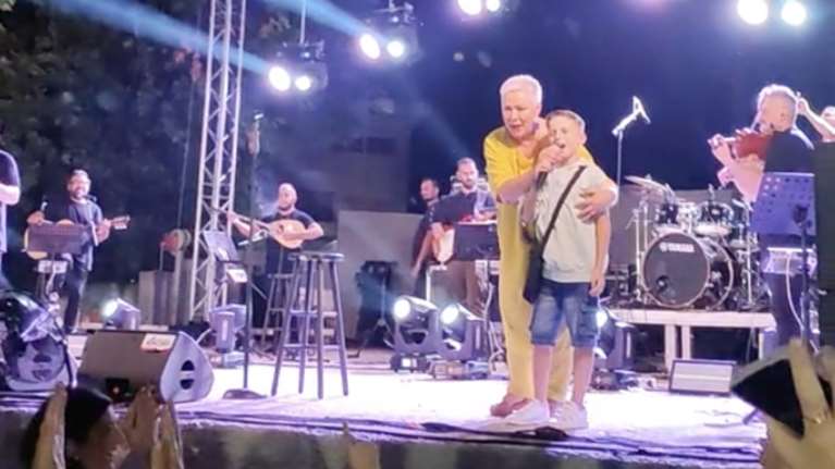 Viral ο μικρός Λαρισαίος που έκλεψε την παράσταση στη συναυλία της Μελίνας Κανά [βίντεο]