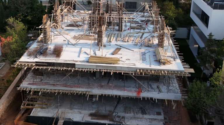 Ξεσηκώθηκαν οι κάτοικοι στην Κηφισιά: Επιτήδειοι εργολάβοι σηκώνουν μεγαθήρια παρά την απόφαση του ΣτΕ για τον ΝΟΚ