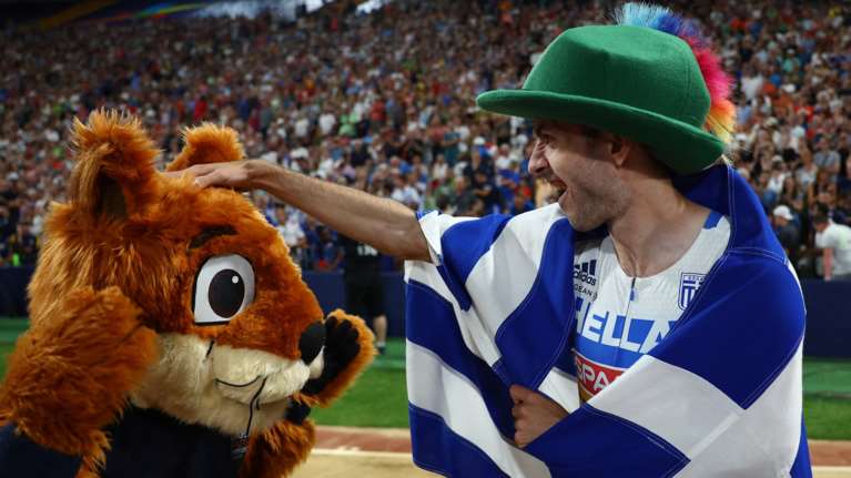 Τρέλα με τον Τεντόγλου: Στη γενέτειρά του, τον έκαναν τραγούδι- Τιντόγλου απ’ τα Γρεβενά τούς πιτσόκουψες γερά [Βίντεο]