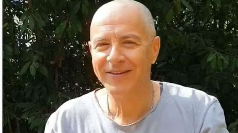 &quot;Αχ, ρε Τσιόδρα...&quot; - Ο Σταύρος Θεοδωράκης κουρεύτηκε γουλί στην &quot;καραντινα&quot; [Βίντεο]