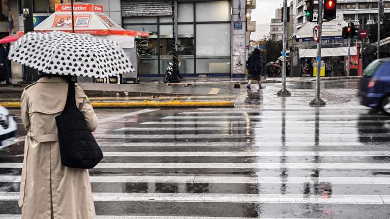 Καιρός: Αρχίζει η βουτιά του υδράργυρου από σήμερα - Πού έρχονται καταιγίδες και χιόνια για δύο 24ωρα