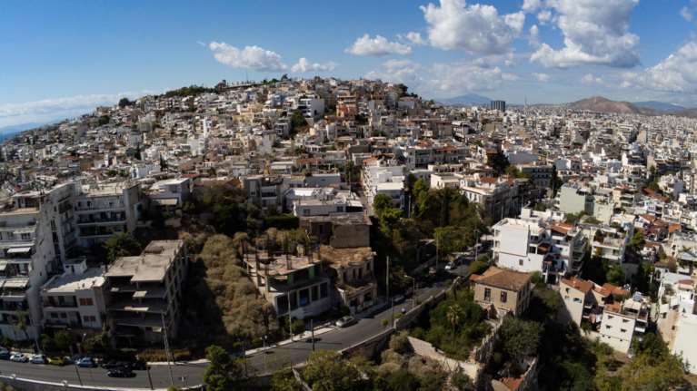 Τι αλλάζει στη φορολογία ακινήτων: Παγώνει ο ΦΠΑ, έκπτωση για ανακαινίσεις, επανεξέταση αντικειμενικών αξιών