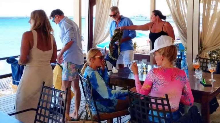 Ο Πιρς Μπρόσναν στη Σάμο: Ξετρελάθηκε με τα ντολμαδάκια ο "007" - Το μενού που επέλεξε σε εστιατόριο [εικόνες]