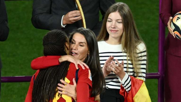 Ποιο πρωτόκολλο; Η βασίλισσα Λετίσια χοροπηδάει και πανηγυρίζει έξαλλα με τις ισπανίδες Παγκόσμιες Πρωταθλήτριες [Βίντεο]