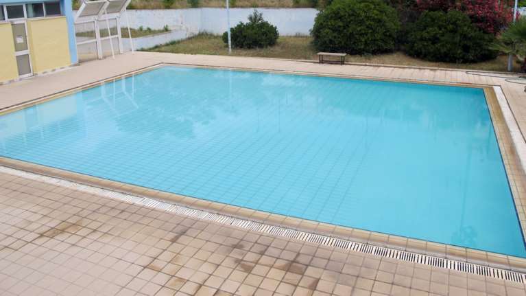 Χανιά: Μεθυσμένος τουρίστας έπεσε από μπαλκόνι τεσσάρων μέτρων - Χαροπαλεύει στη ΜΕΘ