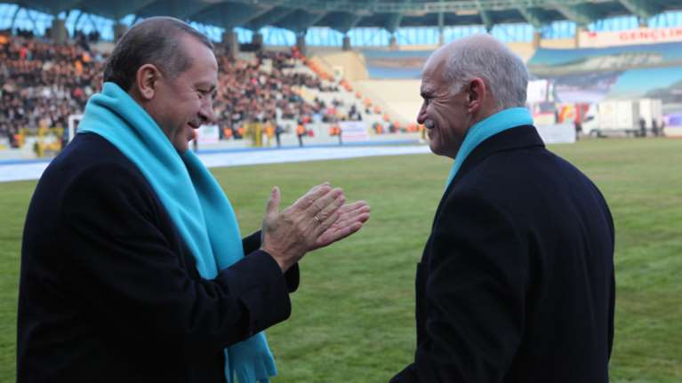 Μια ματιά στην ιστορία: Όταν ο Γιώργος Παπανδρέου &quot;τα έψαλε&quot; on camera στον Ερντογάν από το Ερζερούμ