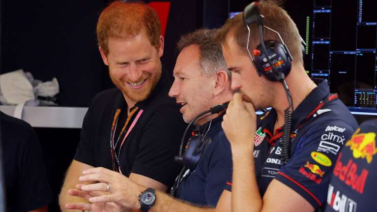 Σαββατοκύριακο χωρίς τη Μέγκαν για τον πρίγκιπα Χάρι - Οι φωτογραφίες από την εμφάνισή του στο Grand Prix της F1