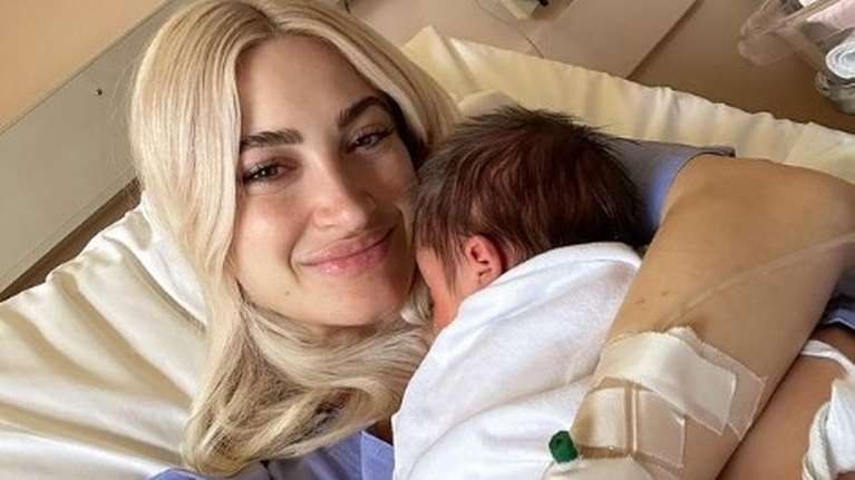 Ιωάννα Τούνη: Για βόλτα στη Γλυφάδα με το μωρό της - &quot;Πάμε για καφεδάκι&quot; [εικόνα]