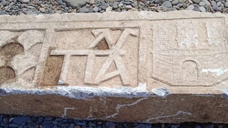 Μυτιλήνη: Ανακαλύφθηκε μαρμάρινο υπέρθυρο 3.50 μέτρων - Ανασκαφές στο Οβριόκαστρο