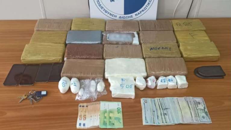 Χαλάνδρι: 47χρονος συνελήφθη με 21,5 κιλά κοκαΐνη - Τα είχε κρυμμένα στο καντράν του αυτοκινήτου [βίντεο]