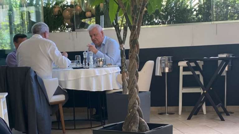 Χάρης Δούκας: Η συνάντηση με Χατζηνικολάου και Πρωτόπαππα στο Νέο Ψυχικό - Για φαγητό σε γνωστό εστιατόριο [εικόνα]