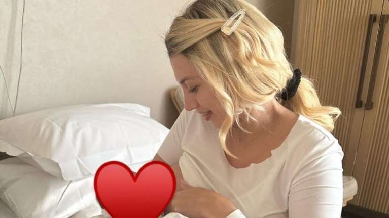 Περήφανη μαμά η Κωνσταντίνα Σπυροπούλου: Το baby swimming και η πρώτη ζωγραφιά [Εικόνες]