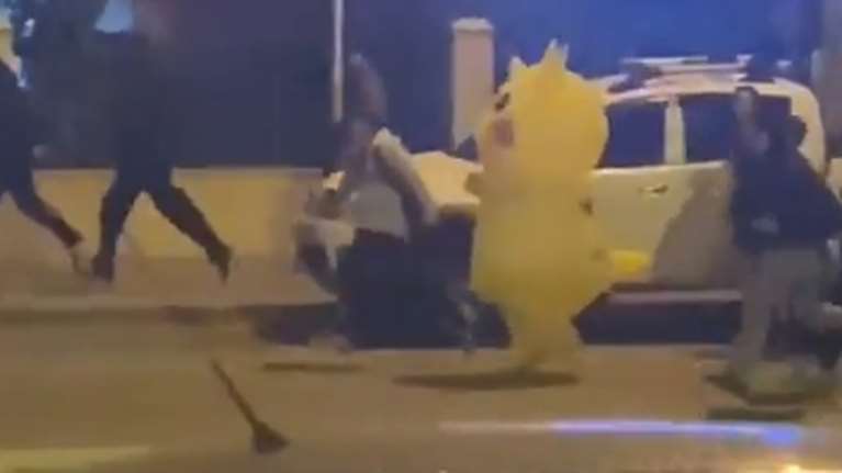 Το πιο απίστευτο βίντεο από τις διαδηλώσεις στην Τουρκία - Ο... Πίκατσου τρέχει να γλιτώσει από την αστυνομία