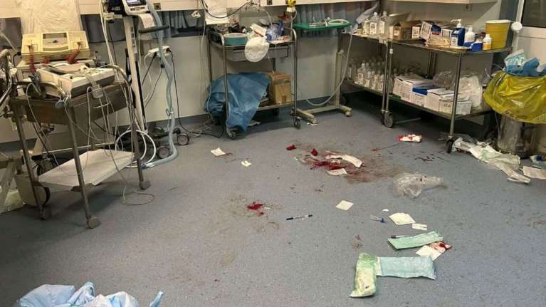 Η εικόνα της 6ωρης μάχης και του θαύματος: Στα Επείγοντα Χανίων έσωσαν νεαρό από βέβαιο θάνατο - Ήταν μαχαιρωμένος στον θώρακα