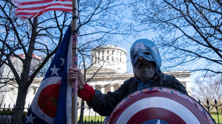 ΗΠΑ: Απίστευτοι οπαδοί του Τράμπ διαδηλώνουν και ζητούν να τελειώσει η καραντίνα- Αντιδρούν γιατροί και νοσηλευτές