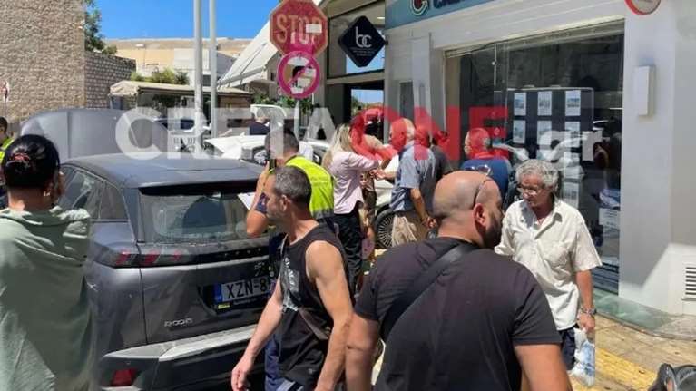 Κρήτη: Αυτοκίνητο καρφώθηκε σε τζαμαρία τουριστικού γραφείου [βίντεο]