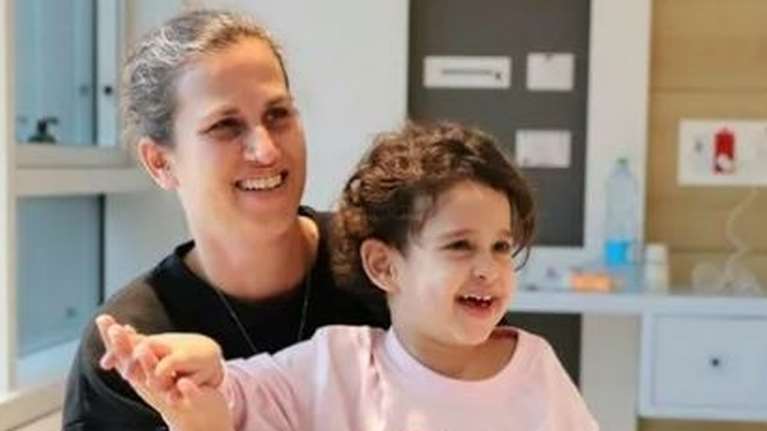 Η 4χρονη Αμπιγκέιλ χαμογελά στην αγκαλιά συγγενών έπειτα από 51 μέρες ομηρίας - Μπάιντεν: Να ήμουν εκεί να την αγκαλιάσω