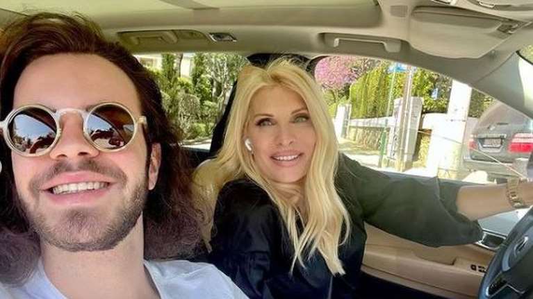 Ελένη Μενεγάκη: Ο Άγγελος Λάτσιος της ευχήθηκε για τη Γιορτή της Μητέρας με μία φωτογραφία από τα παλιά [εικόνες]