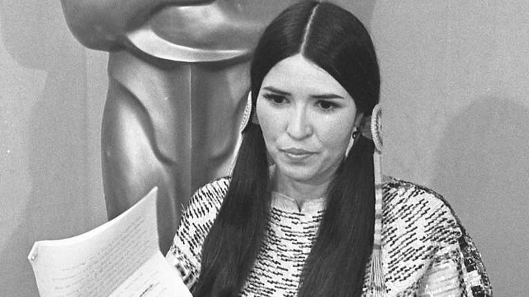 Πέθανε η Ινδιάνα ακτιβίστρια που είχε αρνηθεί να παραλάβει το Όσκαρ του Μάρλον Μπράντο για τον &quot;Νονό&quot;