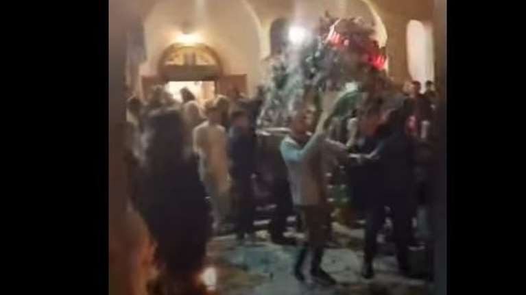 &quot;Επεισοδιακή&quot; περιφορά Επιταφίου στην Ηλεία: Πήγε να τους πέσει - &quot;Ώπα… Σιγά, σιγά!&quot; [Βίντεο]