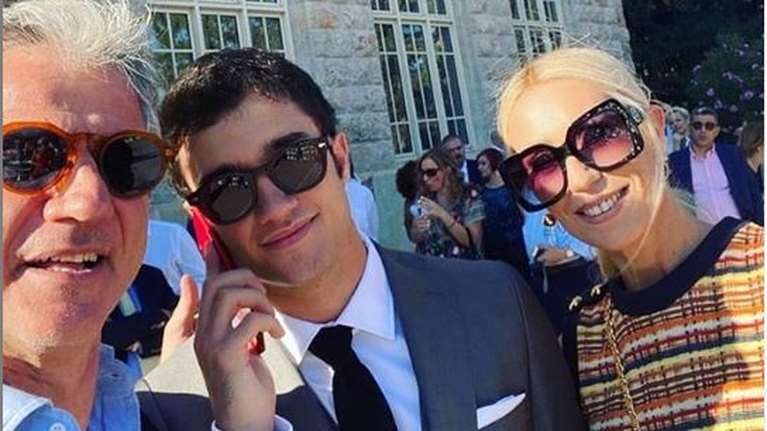 Μπακοδήμου - Αργυρόπουλος: Ο κούκλος μικρός γιος τους αποφοίτησε από το Κολλέγιο Αθηνών [Εικόνες]