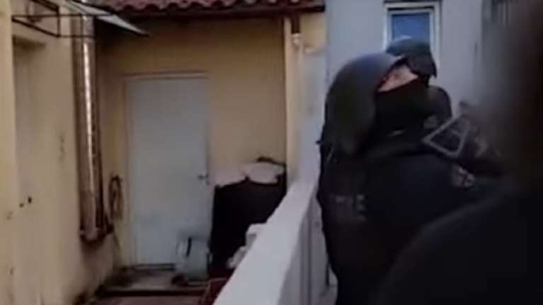 Αγία Βαρβάρα: Καρέ - καρέ η έφοδος της Δίωξης Ναρκωτικών σε σπίτια - Οκτώ συλλήψεις, ο ένας πήδηξε από το μπαλκόνι