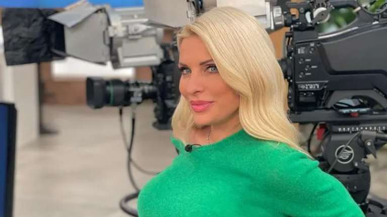 H Ελένη Μενεγάκη με δερμάτινο παντελόνι και μπότες -  Το απόλυτο total black look [εικόνες]