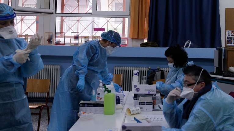 Κορονοϊός: Φόβοι για νέα έκρηξη κρουσμάτων σήμερα - Μπορεί να ξεπεράσουν τα 2.500