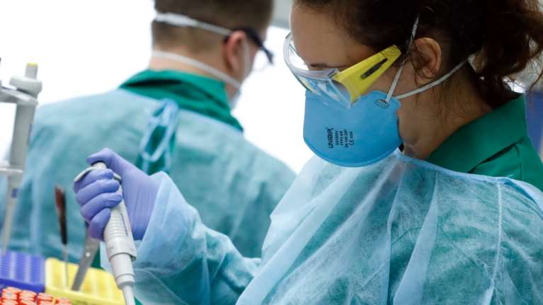 Νομπελίστας γιατρός που ανακάλυψε τον ιό του AIDS: Ο κορονοϊός προέκυψε από έρευνα σε εργαστήριο...