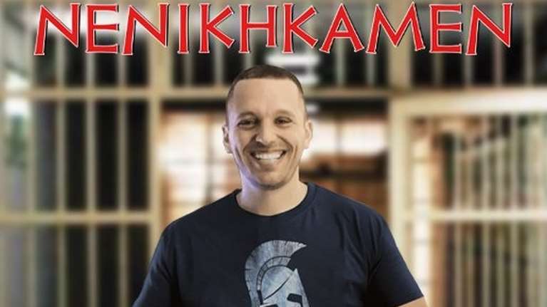 &quot;Προϊόν μοντάζ&quot; η φωτογραφία Κασιδιάρη με το νενικήκαμεν - Δεν είναι το κελί του, λέει η Γ.Γ Αντεγκληματικής Πολιτικής