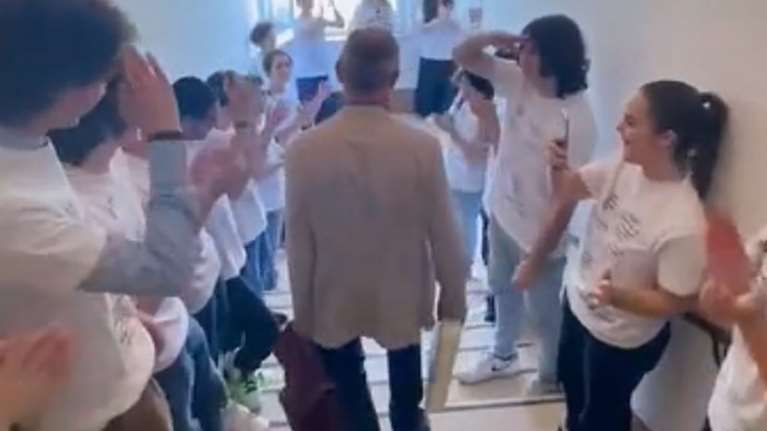 Ιταλία: Μαθητές αποθεώνουν καθηγητή τους που βγαίνει σε σύνταξη - Το συγκινητικό αντίο στον &quot;αρχηγό&quot; [βίντεο]