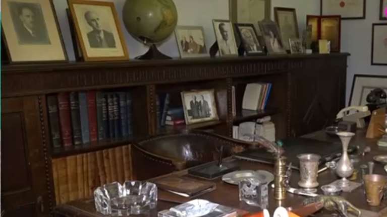 Καστρί: Ο εγγονός του Ανδρέα Παπανδρέου άνοιξε το ιστορικό σπίτι της οικογένειας στις κάμερες - Οι αποκαλύψεις για τον παππού του