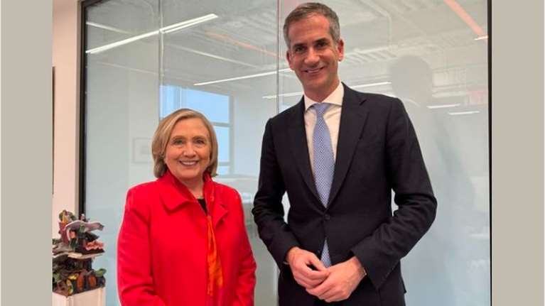 Ο Μπακογιάννης συνάντησε τη Χίλαρι Κλίντον - &quot;Εννοείται πως δεν έχασα την ευκαιρία να την προσκαλέσω στην Αθήνα&quot;