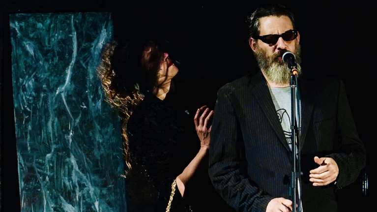 &quot;Βάτραχοι&quot;: Το καθηλωτικό οπτικοακουστικό ντελίριο επιστρέφει στο Θέατρο Ροές