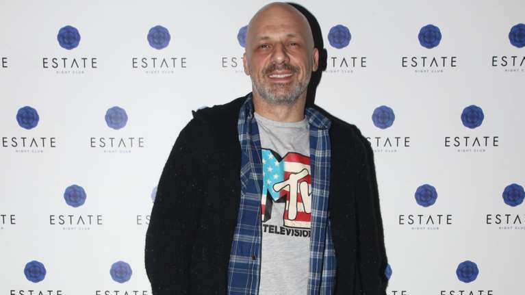 Νίκος Μουτσινάς: Η υιοθεσία, η γραφειοκρατία και τα σεμινάρια για να γίνει γονιός [Βίντεο]