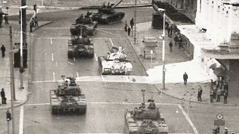 Ερευνα του Eteron για το Πολυτεχνείο: Το 15,7% προτιμά δικτατορία - Το 19,7% λέει ότι η χούντα είχε και &quot;θετικές όψεις&quot;