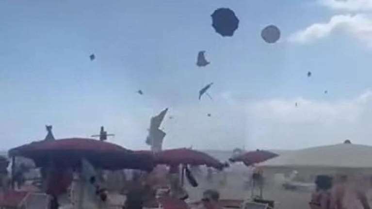 Πανικός σε παραλία στην Ιταλία: Ανεμοστρόβιλος προκαλεί χάος σηκώνοντας ομπρέλες στον αέρα [βίντεο]