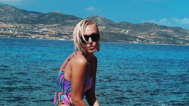 Τάμτα: Τα θεϊκά μαγιό και το πολύ ιδιαίτερο καπέλο παραλίας - Κάνει τουρ στις Κυκλάδες [Εικόνες]