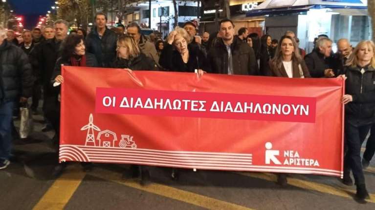 Χαμός στο Χ με το πανό της &quot;Νέας Αριστεράς&quot; για τους αγρότες - Αυτοτρολάρεται ο Αλέξης Χαρίτσης [εικόνες]