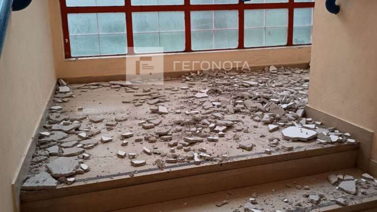 Έπεσαν σοβάδες και σε άλλο σχολείο στον Βόλο - Κινδύνεψε καθαρίστρια [εικόνες]