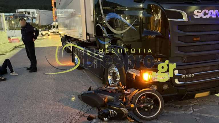 Σοκαριστικό τροχαίο στην Ηγουμενίτσα: Μηχανή καρφώθηκε στις ρόδες φορτηγού